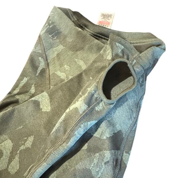 Gymshark Women’s Camo Ruched Long Sleeve Crop Top w/ Thumbholes Size Large - Picture 5 of 10